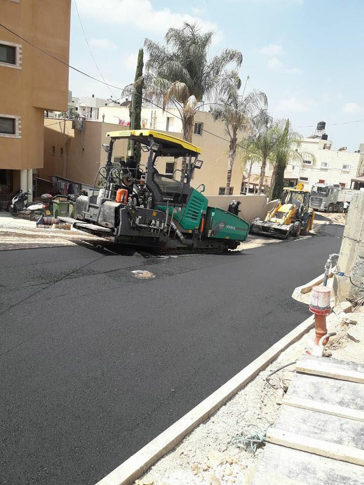  نمضي قُدماً رئيس بلدية كفر قاسم المحامي عادل بدير يشارك طواقم العمل في تعبيد المرحلة الثانية من حي خلة درويش